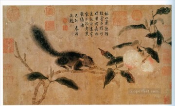 中国 Painting - 中国の伝統的な桃の上の銭玄リス
